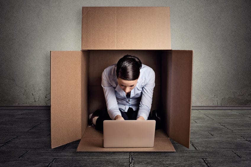 una mujer dentro de una caja de cartón