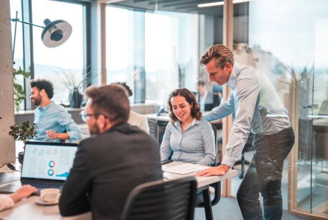 Grupo de personas en una oficina