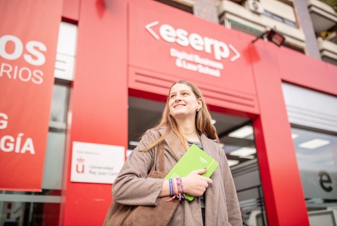 Una alumna en la puerta del eserp