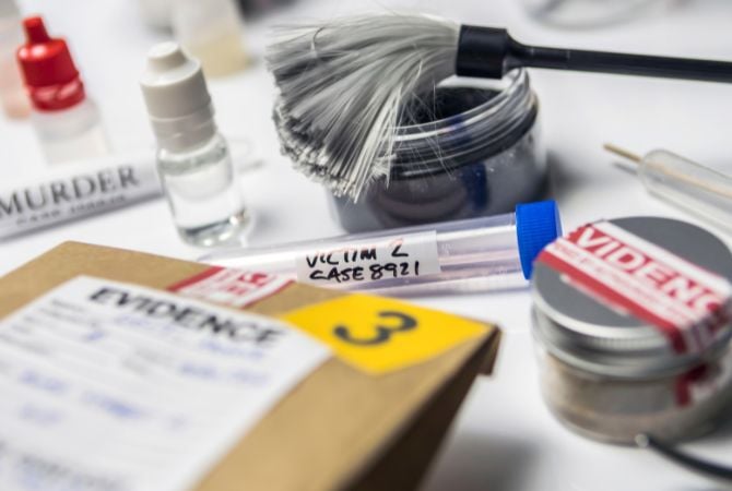 Una mesa repleta de pruebas